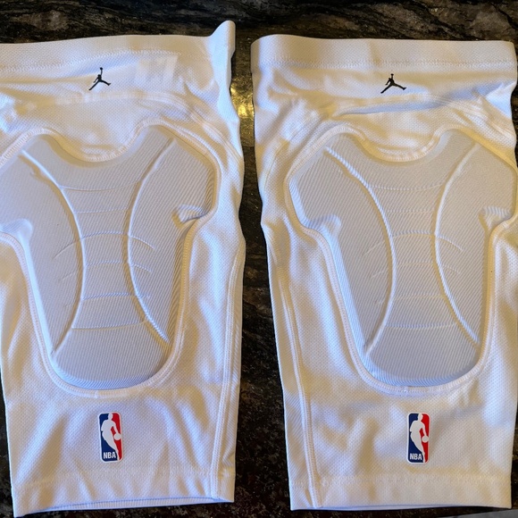 2 New Nike NBA Basketball Jordan knee pads various sizes white - Picture 1 of 4